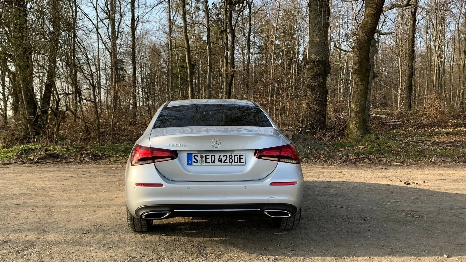Mercedes Benz A 250 e. Die Stufenhecklimousine bietet 335 Liter Kofferraumvolumen.